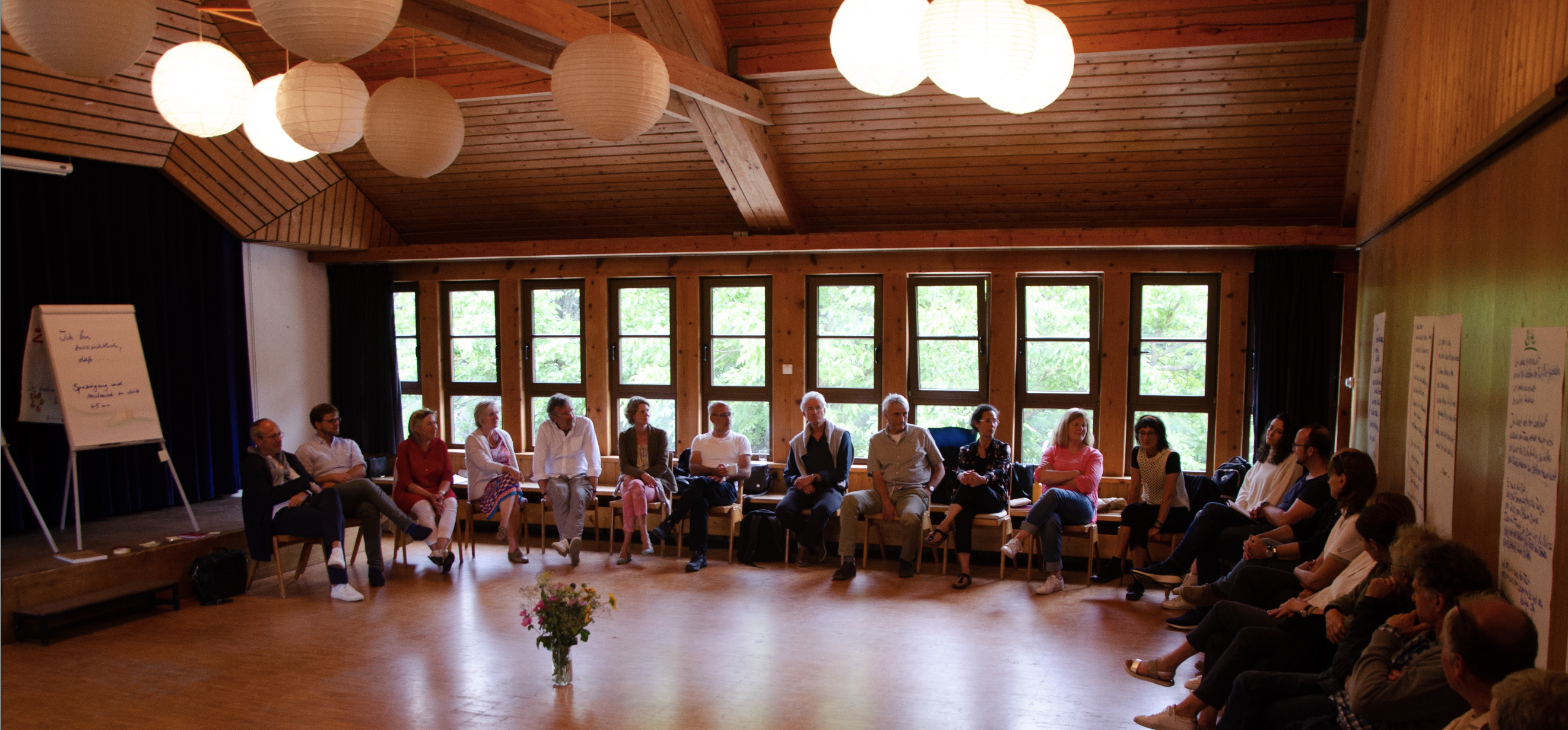 Gruppenfoto in einem Saal